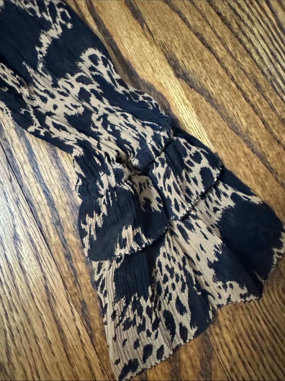PAIGE 100% Silk Animal Print Blouse Medium Black Tan Tie Neck Ruffle Cuffs - Picture 5 of 8